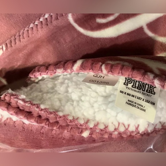 Victoria's Secret Begonia Pink Sherpa Blanket & Faux Shearling Tote Set - NEW - Picture 4 of 7